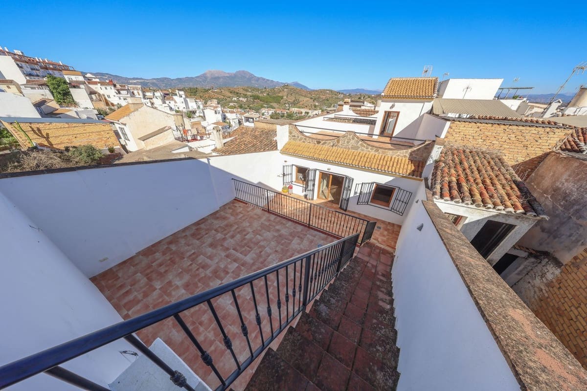 4 soverom Hus til salgs i Guaro med garasje - € 260 000 (Ref: 9420078)