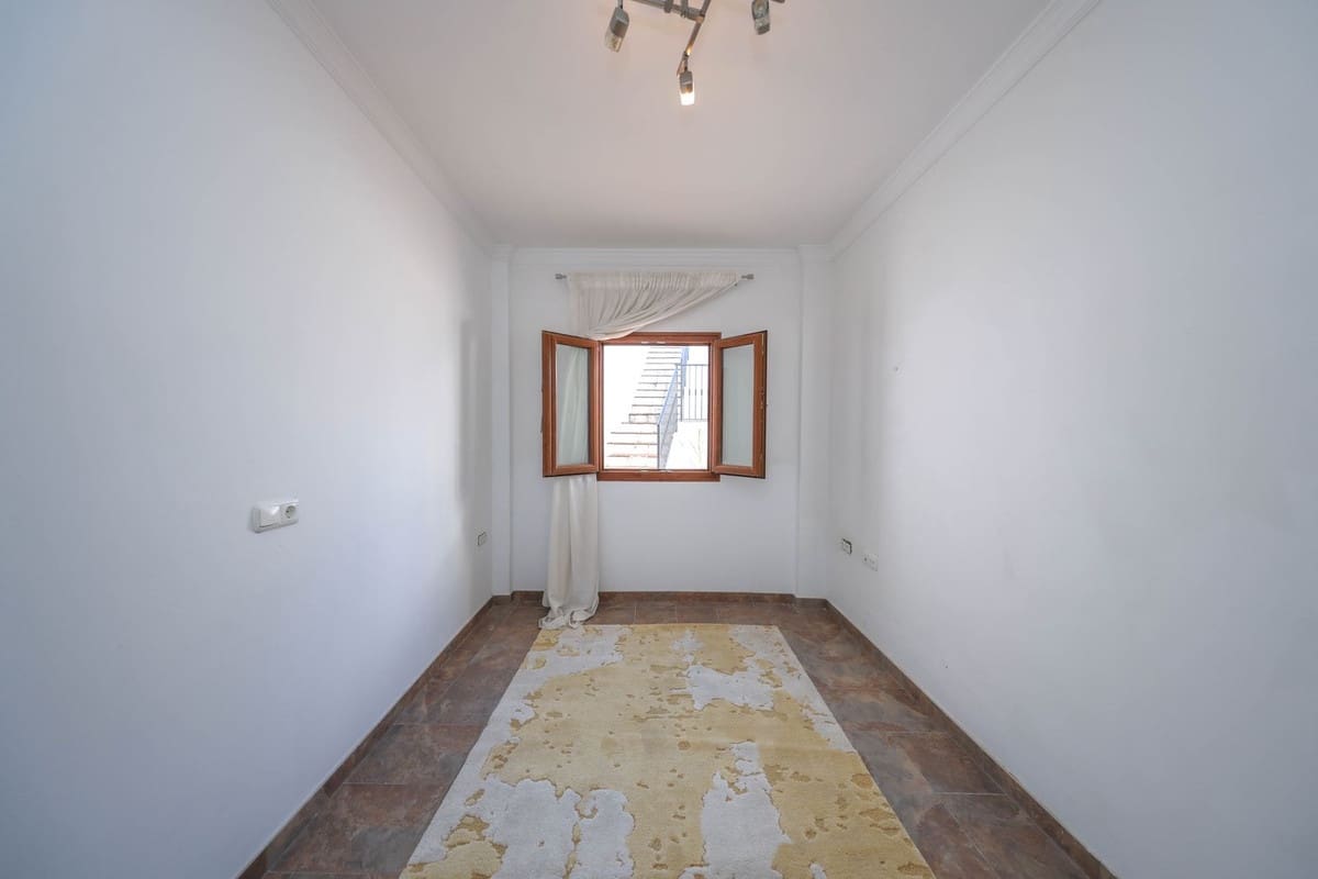 4 soverom Hus til salgs i Guaro med garasje - € 260 000 (Ref: 9420078)