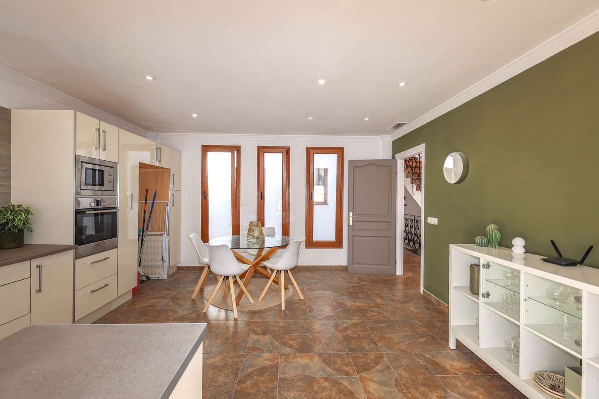 4 soverom Hus til salgs i Guaro med garasje - € 260 000 (Ref: 9420078)