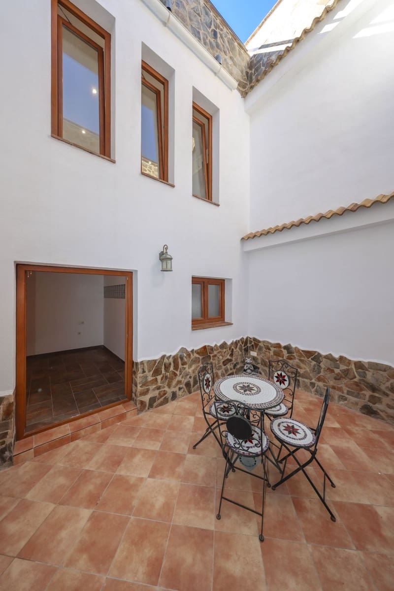 4 soverom Hus til salgs i Guaro med garasje - € 260 000 (Ref: 9420078)