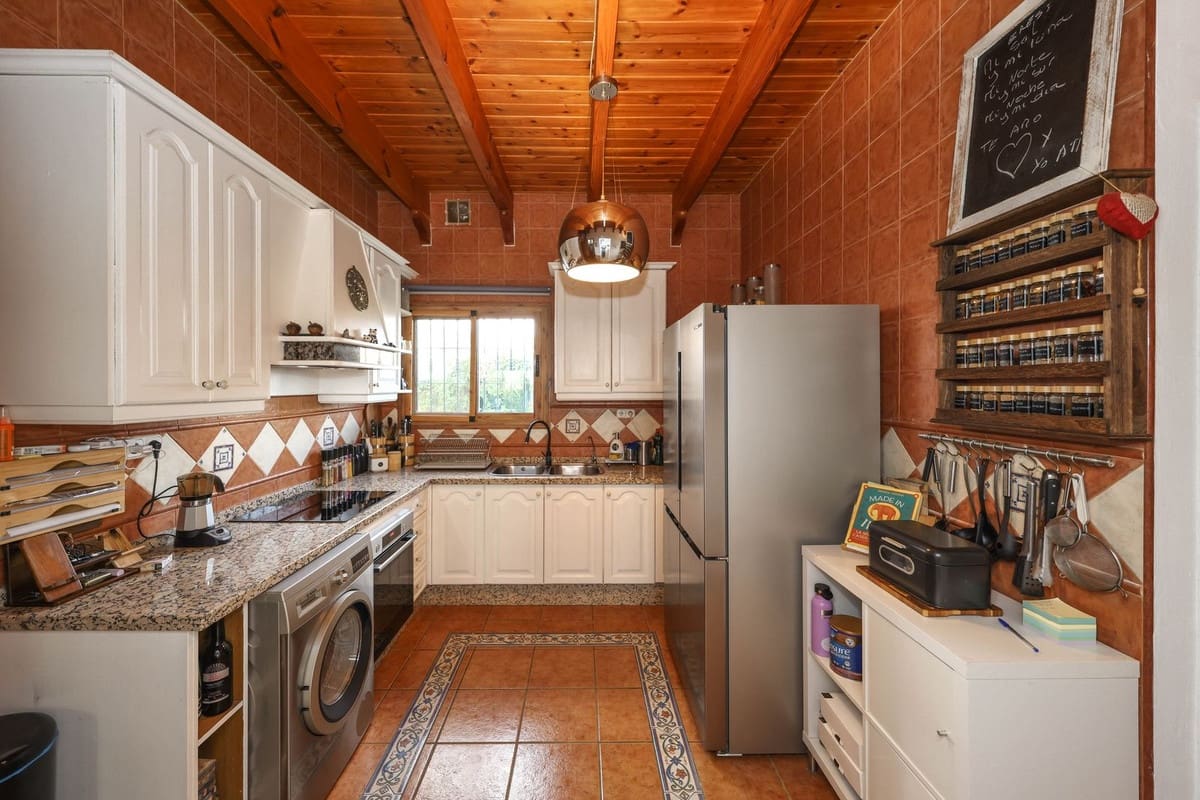 2 soverom Villa til salgs i Coin med svømmebasseng garasje - € 400 000 (Ref: 9453437)