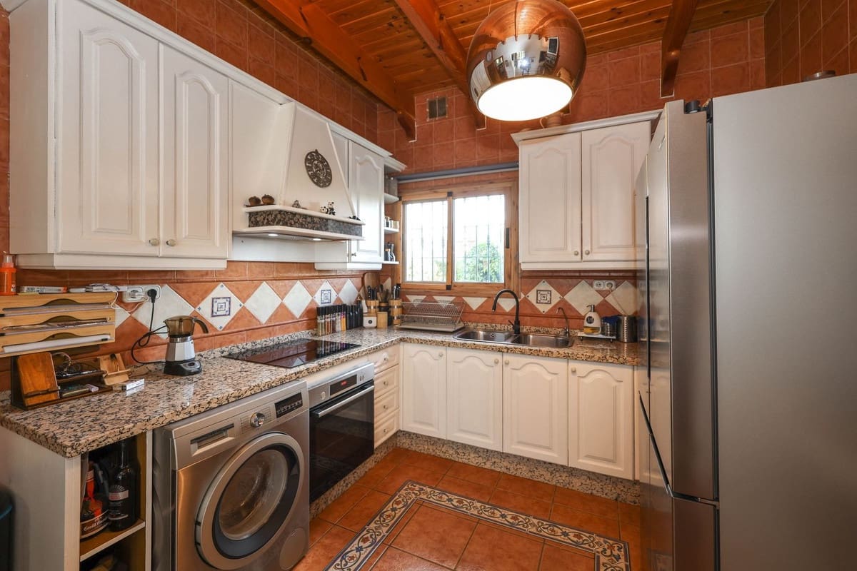 2 soverom Villa til salgs i Coin med svømmebasseng garasje - € 400 000 (Ref: 9453437)