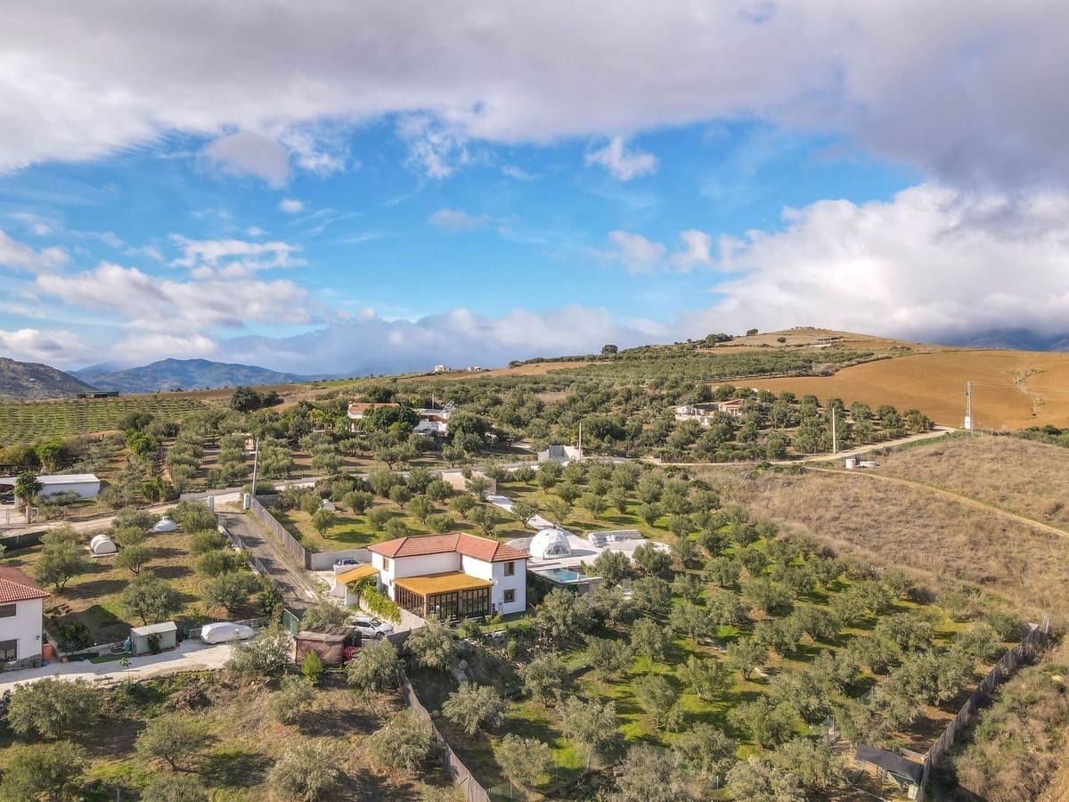 2 soverom Villa til salgs i Coin med svømmebasseng garasje - € 400 000 (Ref: 9453437)