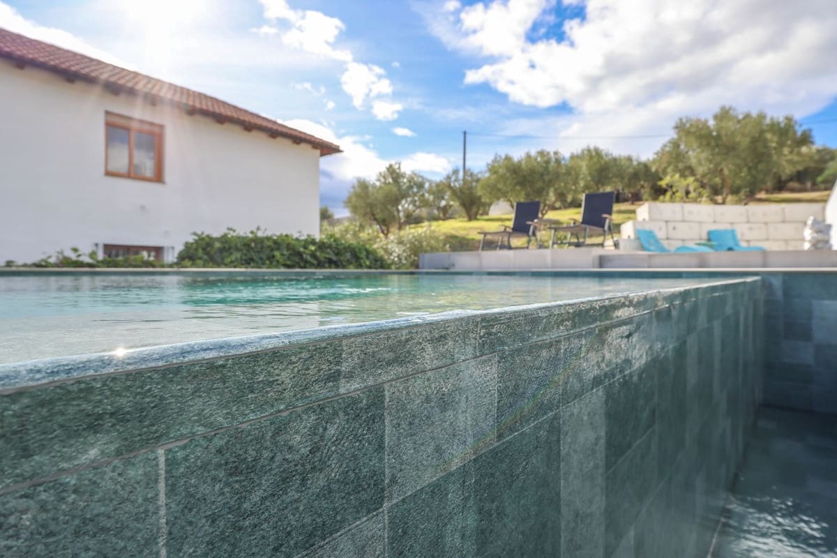 2 soveværelse Villa til salg i Coin med swimmingpool garage - € 400.000 (Ref: 9453437)