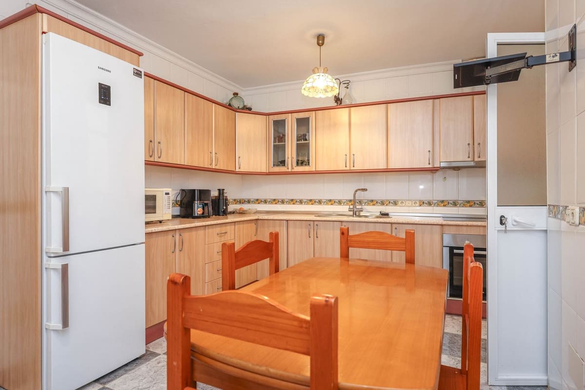 4 bedroom Townhouse for sale in Tolox with garage - € 220,000 (Ref: 9516222)