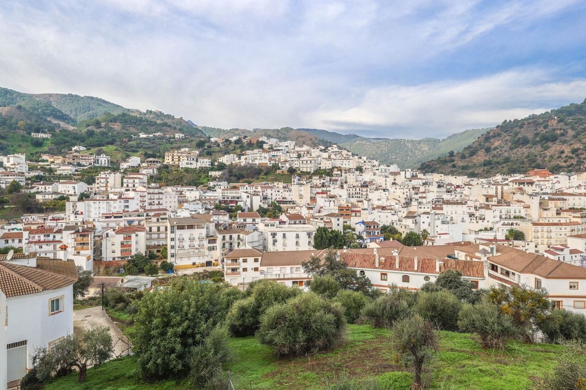 4 bedroom Townhouse for sale in Tolox with garage - € 220,000 (Ref: 9516222)