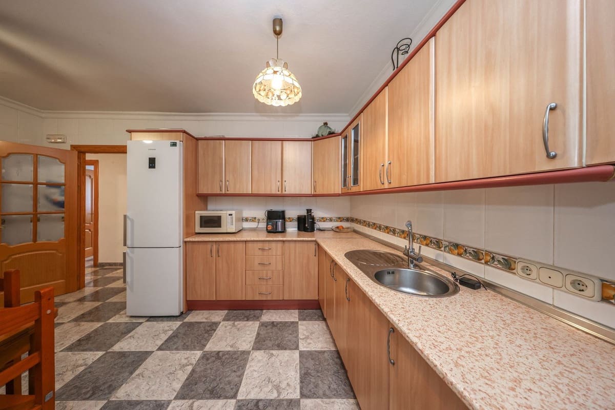 4 bedroom Townhouse for sale in Tolox with garage - € 220,000 (Ref: 9516222)