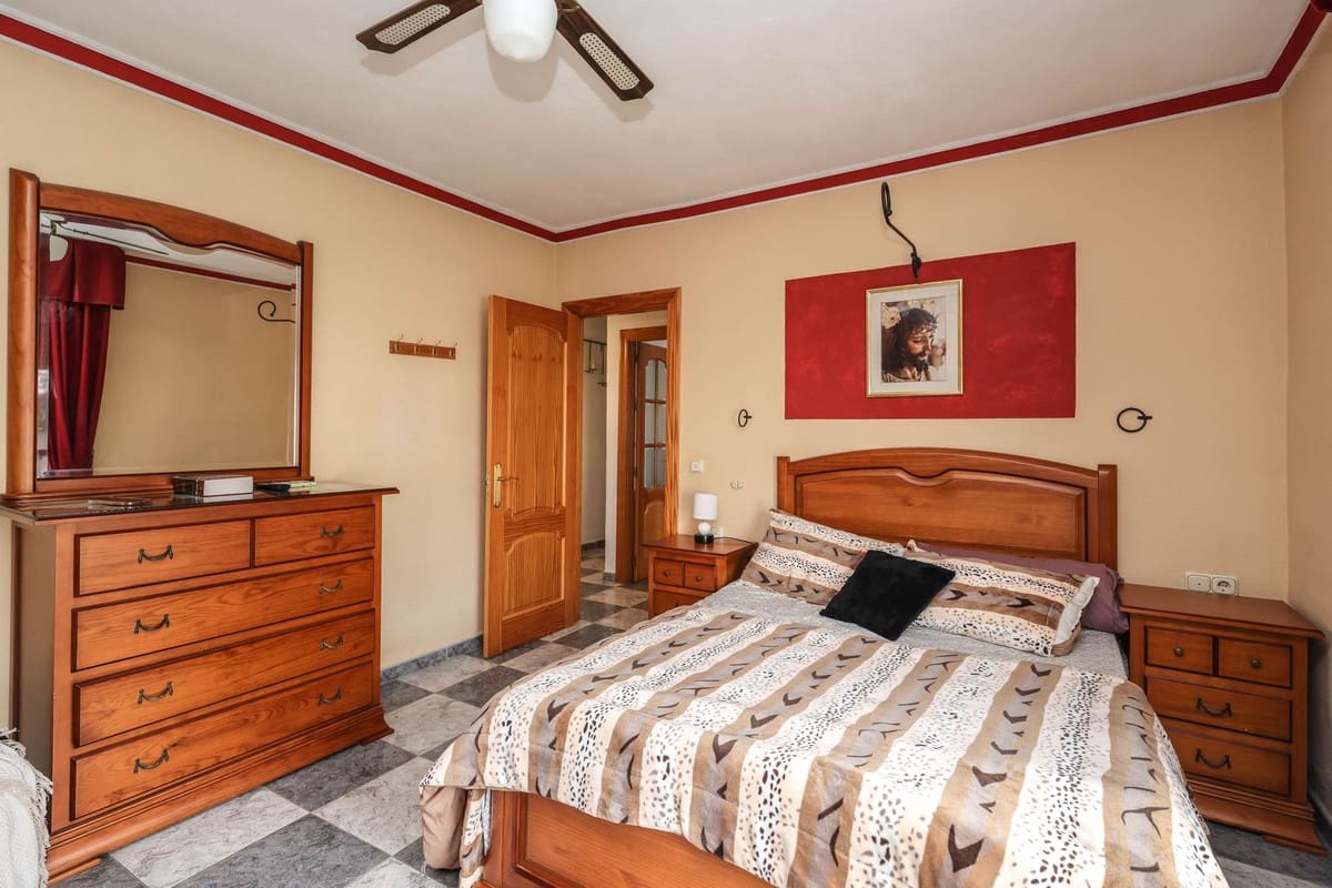 4 bedroom Townhouse for sale in Tolox with garage - € 220,000 (Ref: 9516222)