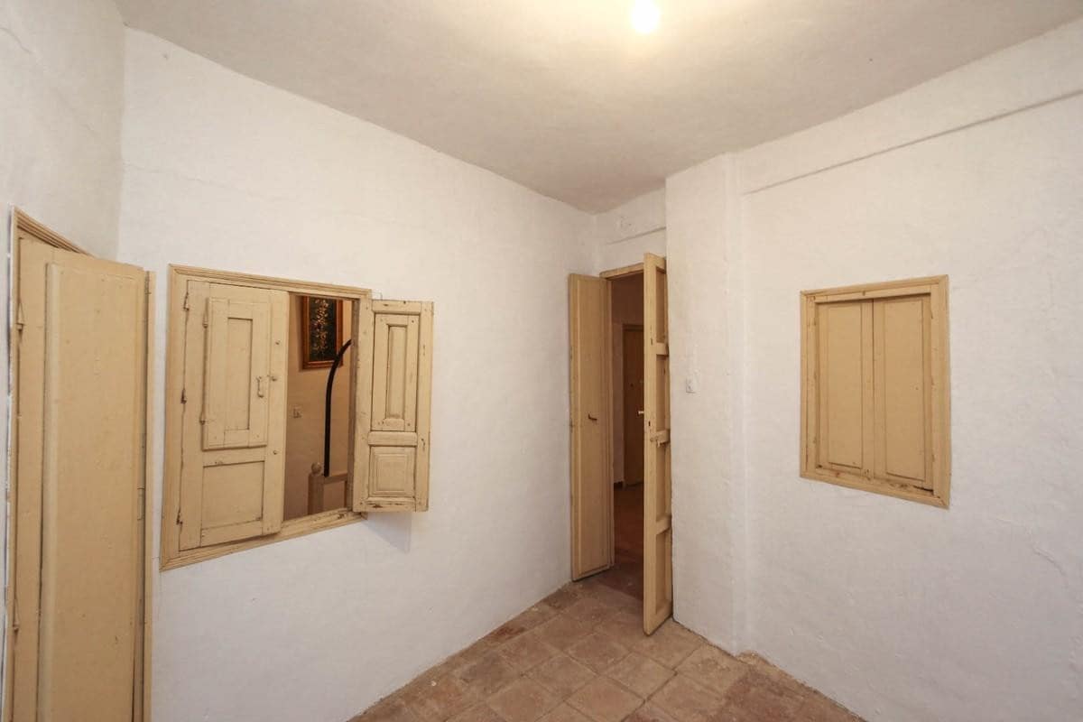 6 bedroom Townhouse for sale in Tolox - € 250,000 (Ref: 9516536)