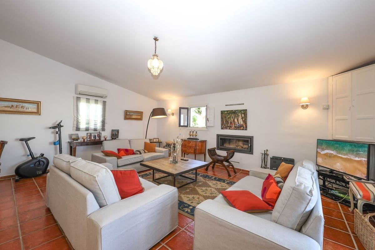 5 bedroom Villa for sale in Coin with pool garage - € 678,000 (Ref: 9587988)