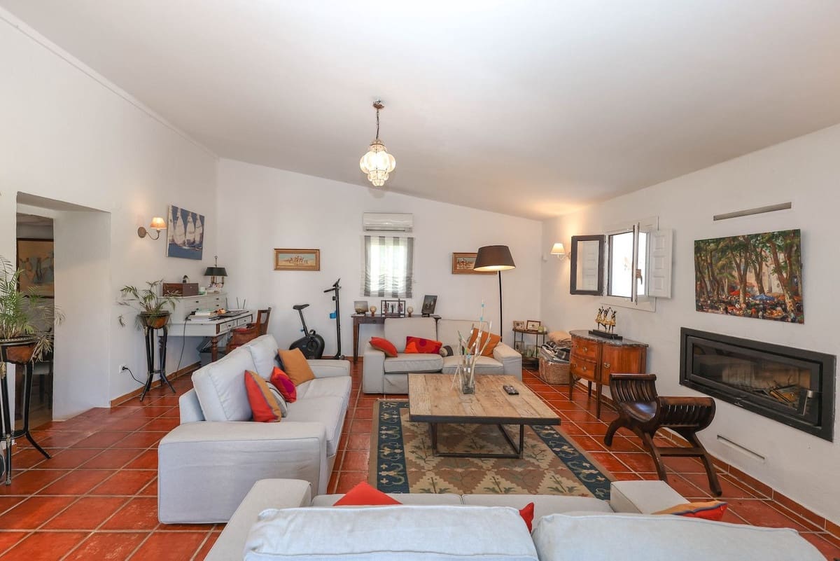 5 bedroom Villa for sale in Coin with pool garage - € 678,000 (Ref: 9587988)