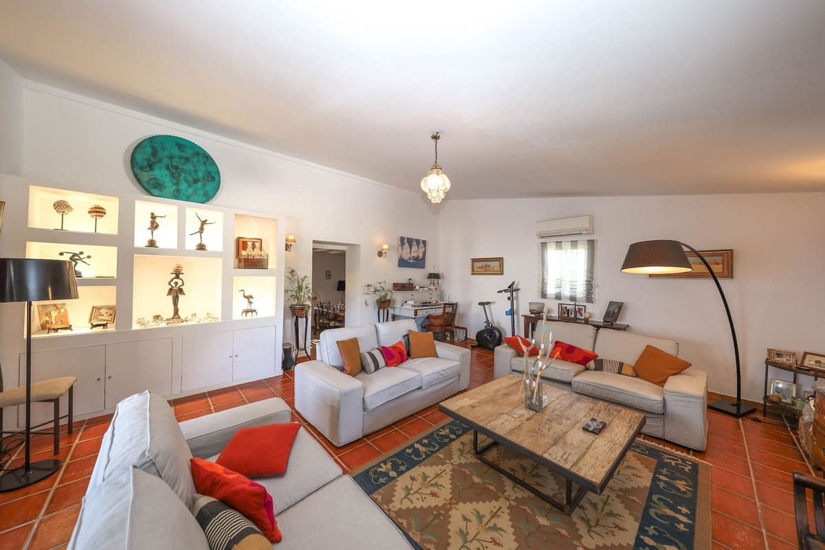 5 bedroom Villa for sale in Coin with pool garage - € 678,000 (Ref: 9587988)