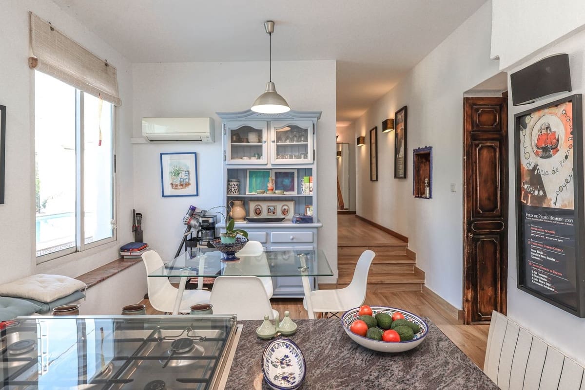 5 bedroom Villa for sale in Coin with pool garage - € 678,000 (Ref: 9587988)