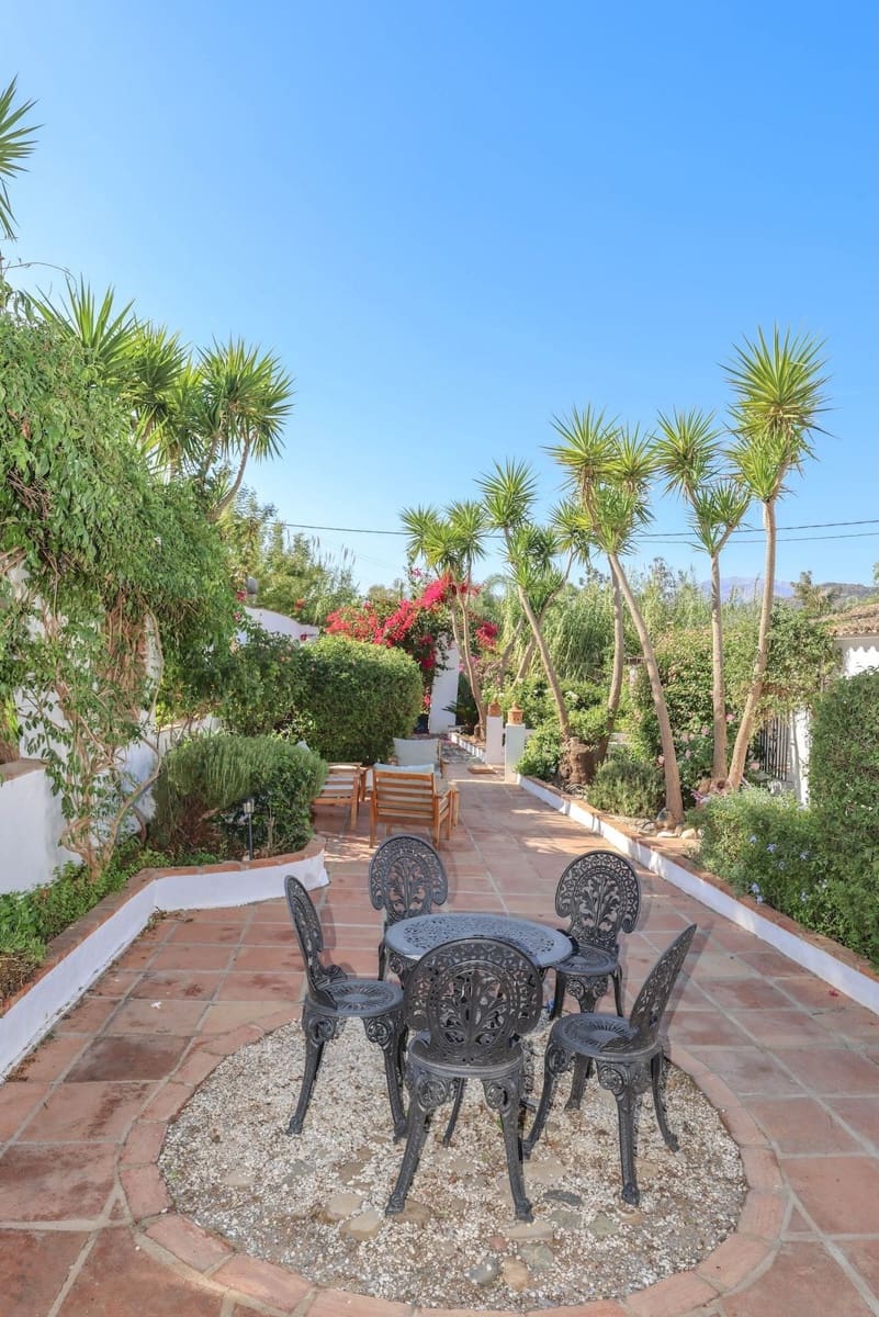 5 bedroom Villa for sale in Coin with pool garage - € 678,000 (Ref: 9587988)