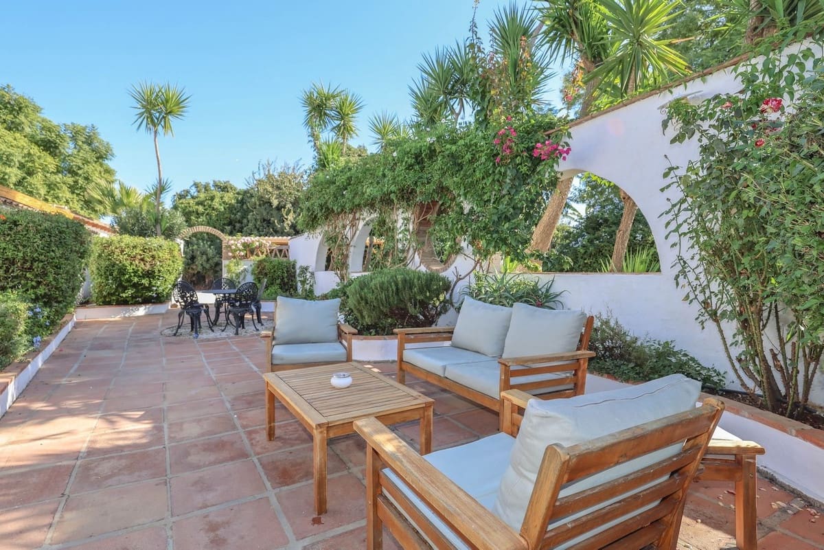 5 bedroom Villa for sale in Coin with pool garage - € 678,000 (Ref: 9587988)