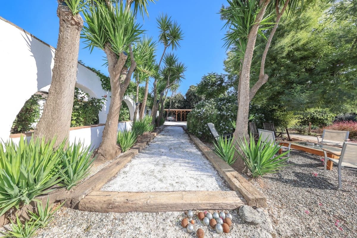 5 bedroom Villa for sale in Coin with pool garage - € 678,000 (Ref: 9587988)