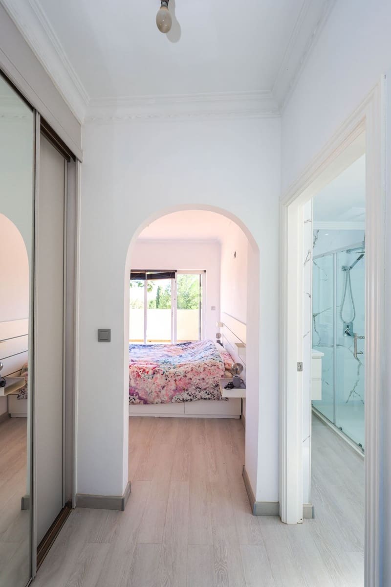 3 makuuhuone Huvila myytävänä paikassa Coin mukana 
autotalli - 520 000 € (Ref: 9612044)