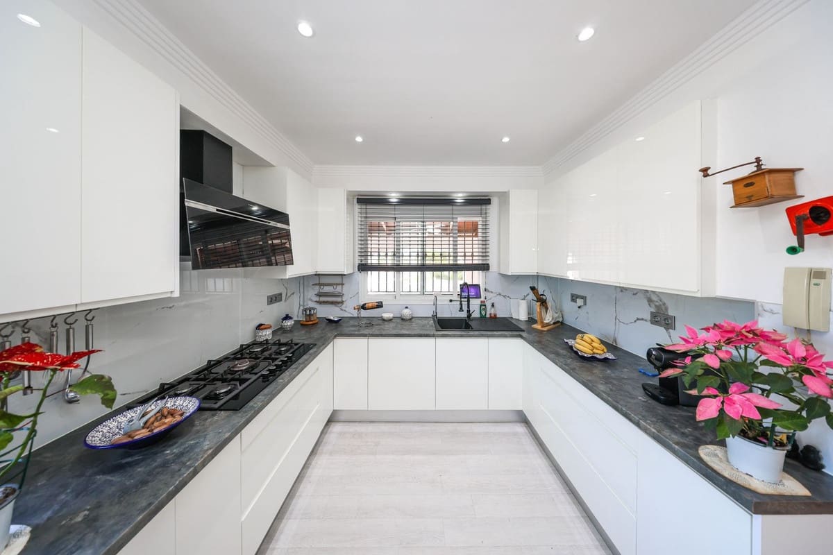 3 bedroom Villa for sale in Coin with garage - € 520,000 (Ref: 9612044)