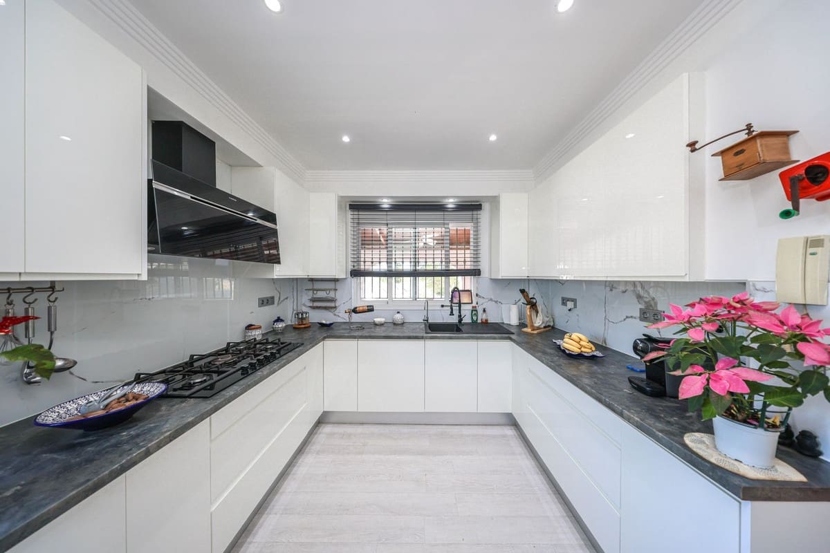 3 bedroom Villa for sale in Coin with garage - € 520,000 (Ref: 9612044)