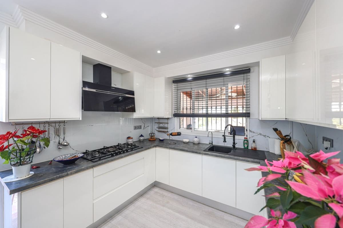 3 bedroom Villa for sale in Coin with garage - € 520,000 (Ref: 9612044)