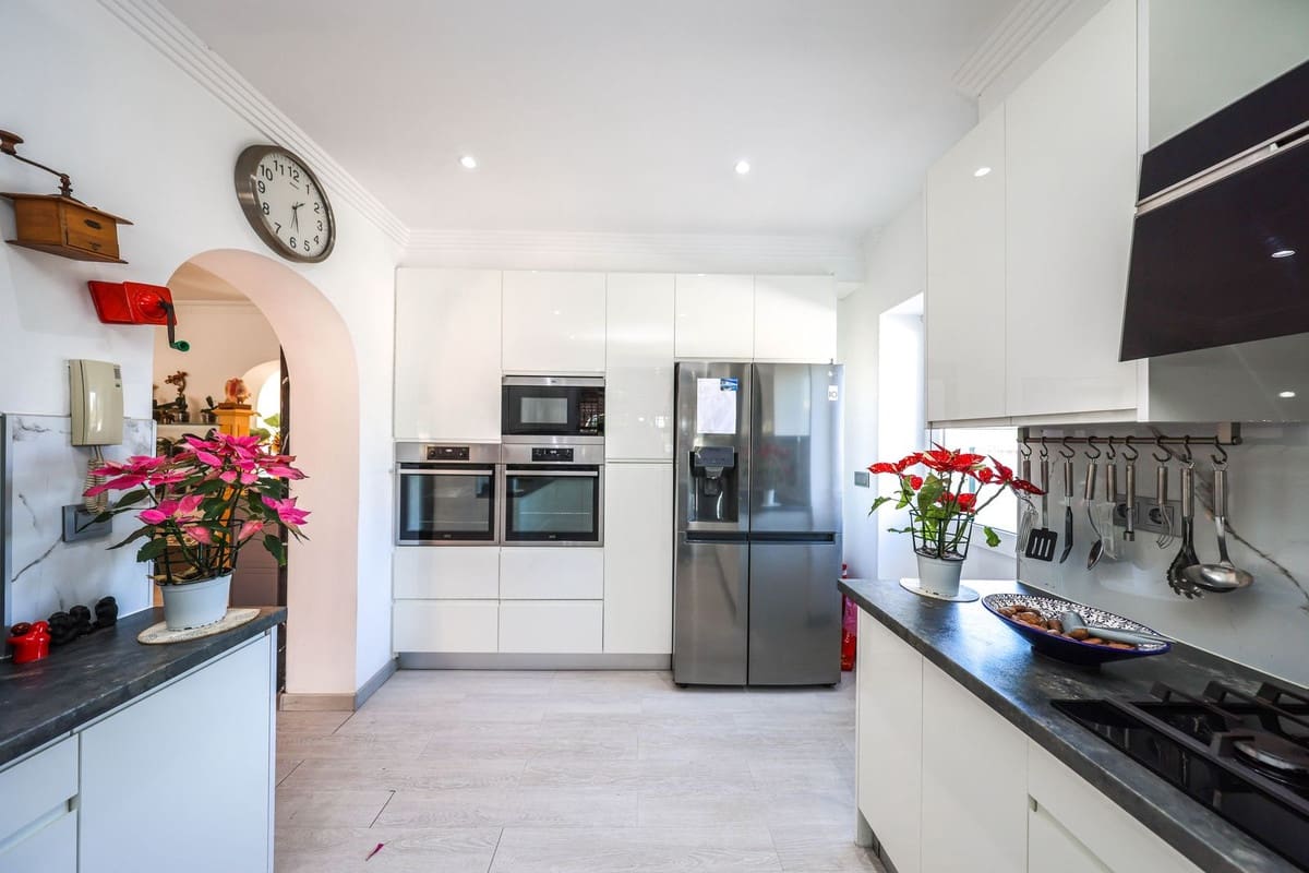 3 bedroom Villa for sale in Coin with garage - € 520,000 (Ref: 9612044)