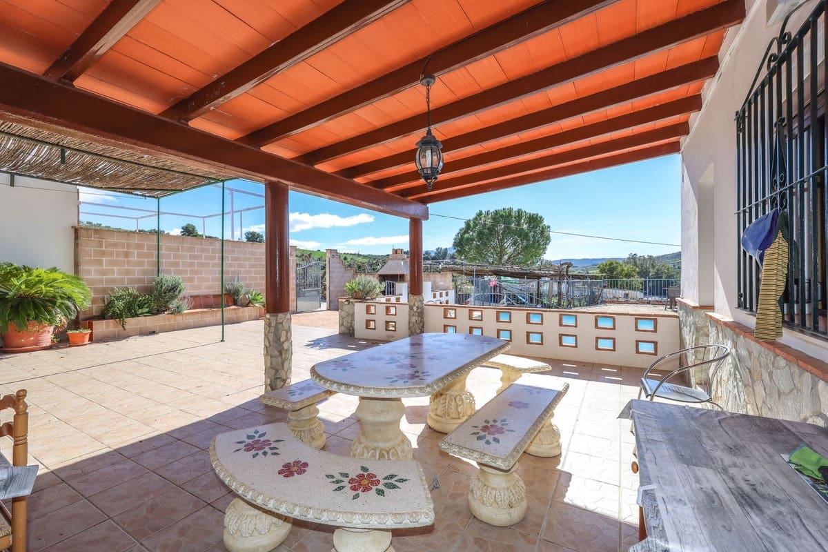 3 bedroom Semi-detached Villa for sale in Coin with pool garage - € 345,000 (Ref: 9626118)