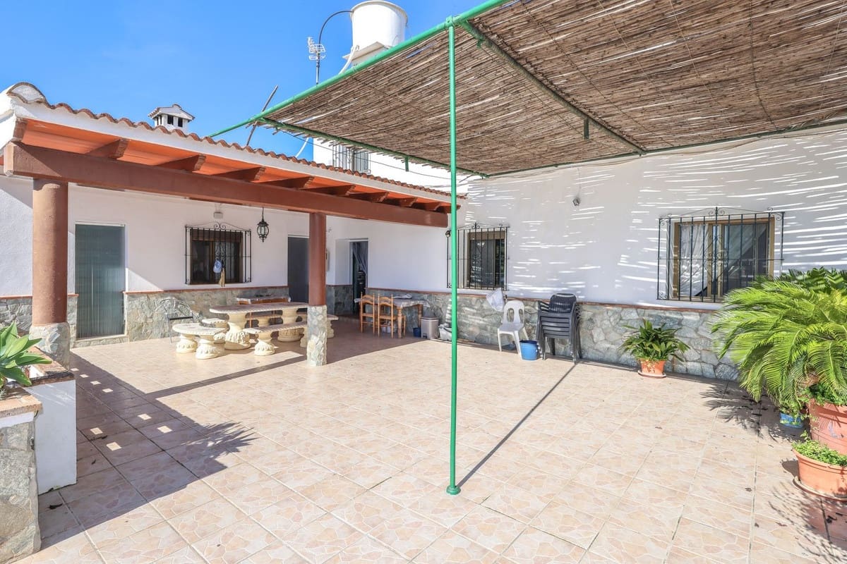 3 bedroom Semi-detached Villa for sale in Coin with pool garage - € 345,000 (Ref: 9626118)