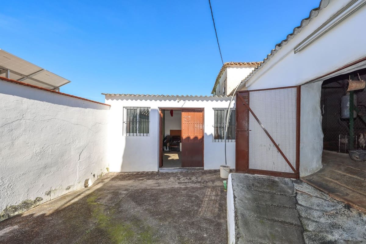 3 bedroom Semi-detached Villa for sale in Coin with pool garage - € 345,000 (Ref: 9626118)