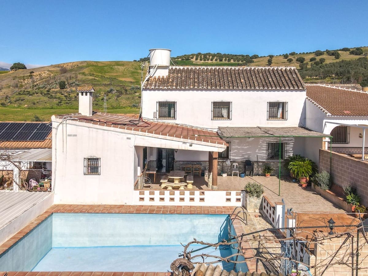 3 bedroom Semi-detached Villa for sale in Coin with pool garage - € 345,000 (Ref: 9626118)
