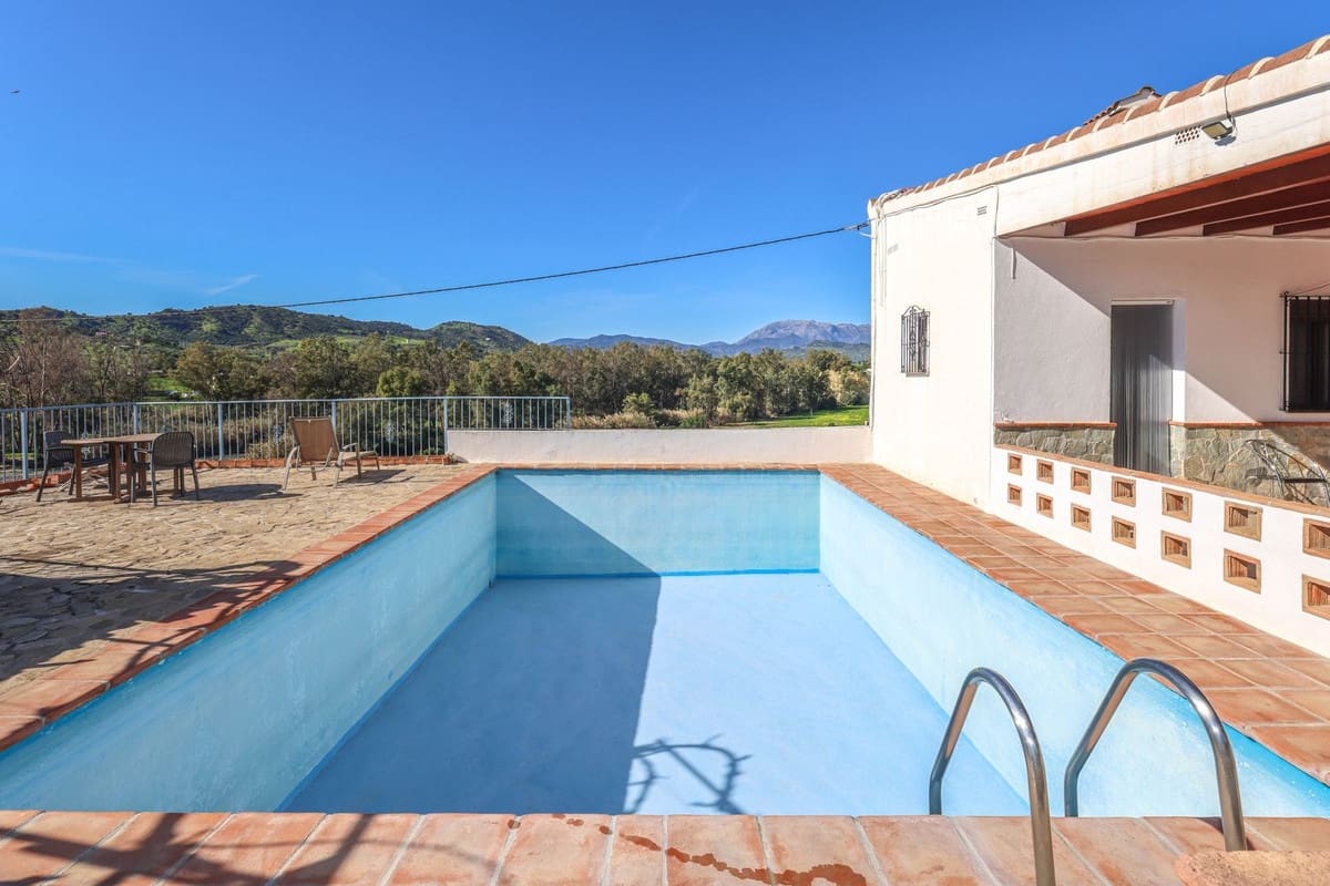 3 bedroom Semi-detached Villa for sale in Coin with pool garage - € 345,000 (Ref: 9626118)