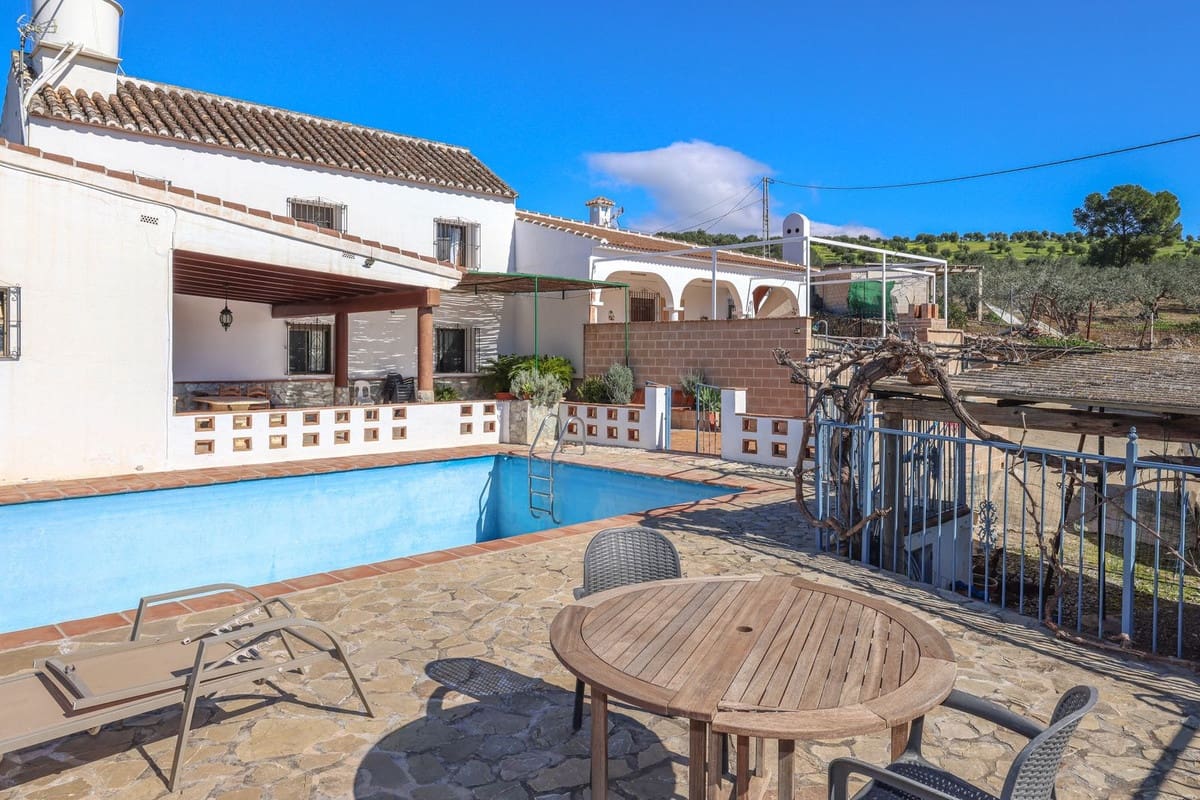 3 bedroom Semi-detached Villa for sale in Coin with pool garage - € 345,000 (Ref: 9626118)