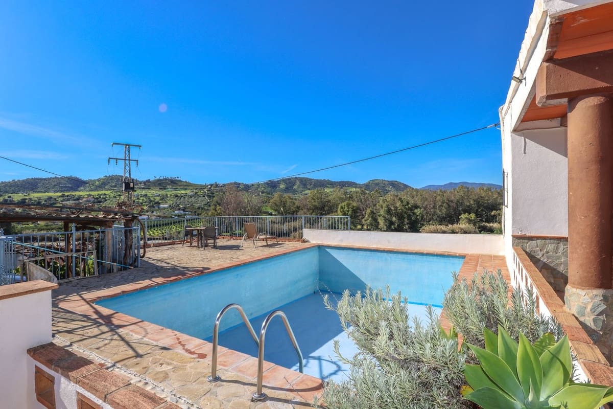 3 bedroom Semi-detached Villa for sale in Coin with pool garage - € 345,000 (Ref: 9626118)