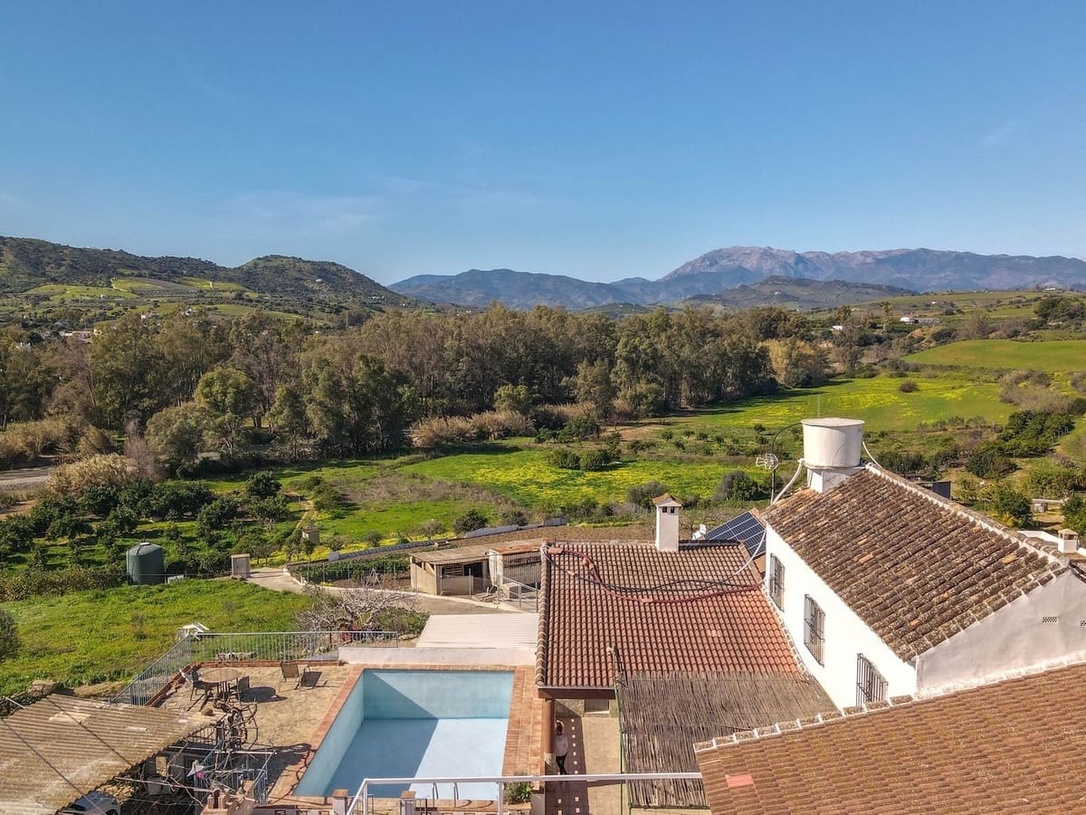 3 bedroom Semi-detached Villa for sale in Coin with pool garage - € 345,000 (Ref: 9626118)