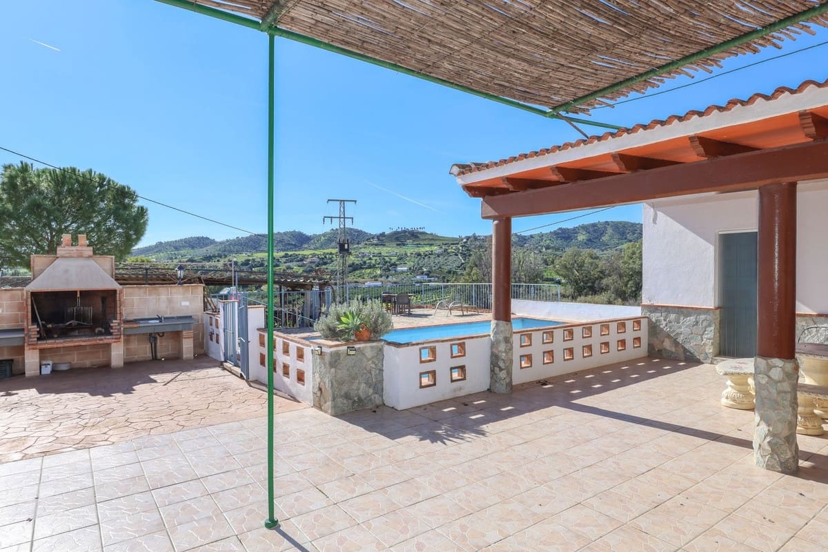 3 bedroom Semi-detached Villa for sale in Coin with pool garage - € 345,000 (Ref: 9626118)