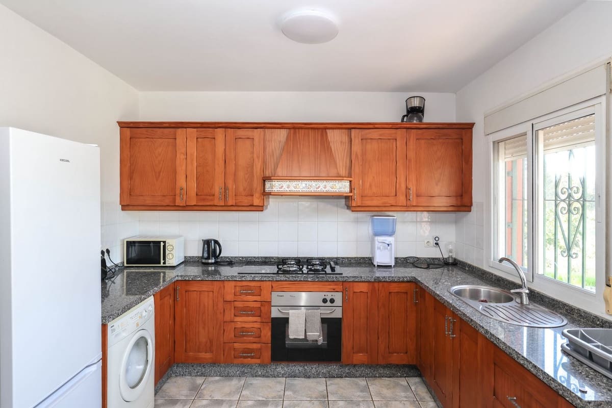 2 bedroom Villa for sale in Coin with pool - € 350,000 (Ref: 9630580)