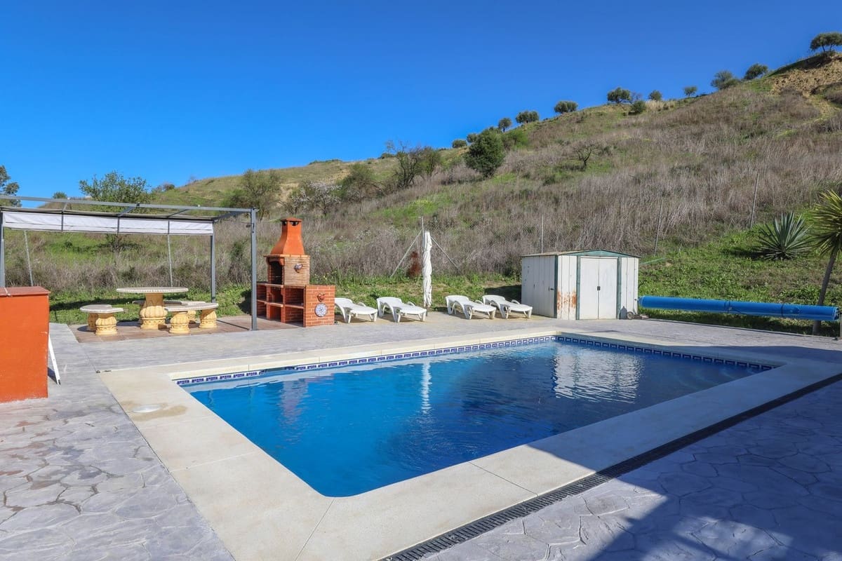 2 bedroom Villa for sale in Coin with pool - € 350,000 (Ref: 9630580)