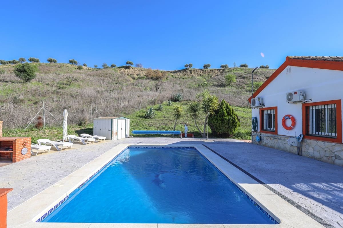 2 bedroom Villa for sale in Coin with pool - € 350,000 (Ref: 9630580)