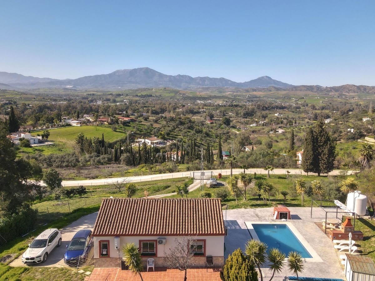 2 bedroom Villa for sale in Coin with pool - € 350,000 (Ref: 9630580)