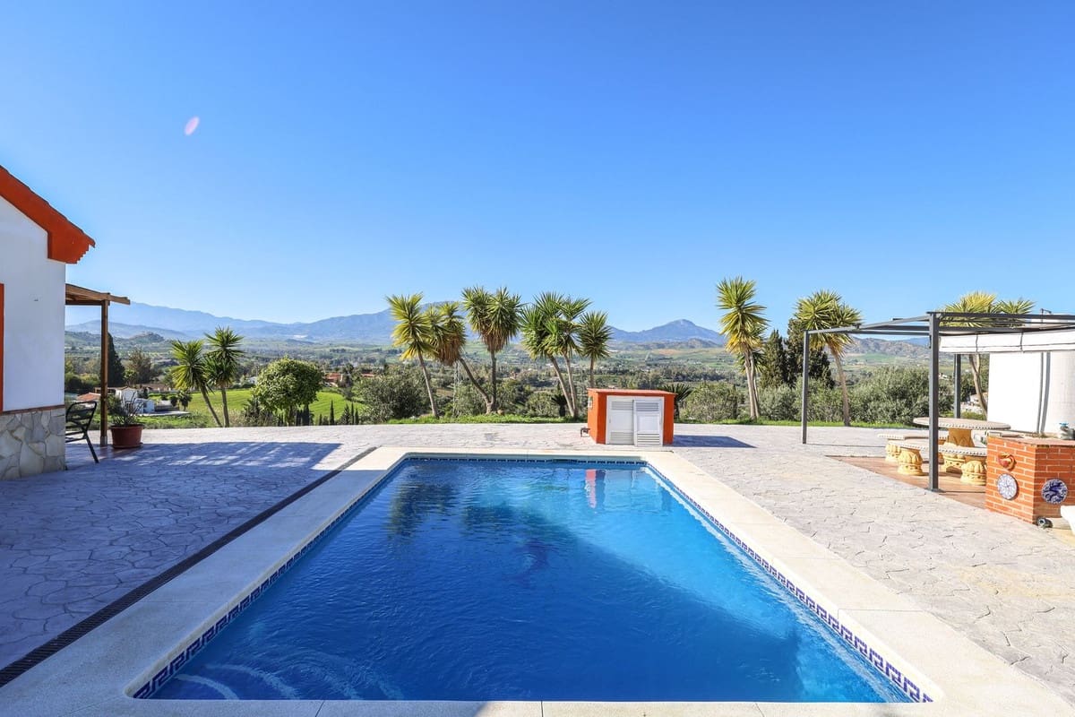 2 bedroom Villa for sale in Coin with pool - € 350,000 (Ref: 9630580)