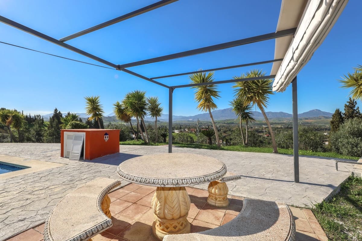 2 bedroom Villa for sale in Coin with pool - € 350,000 (Ref: 9630580)