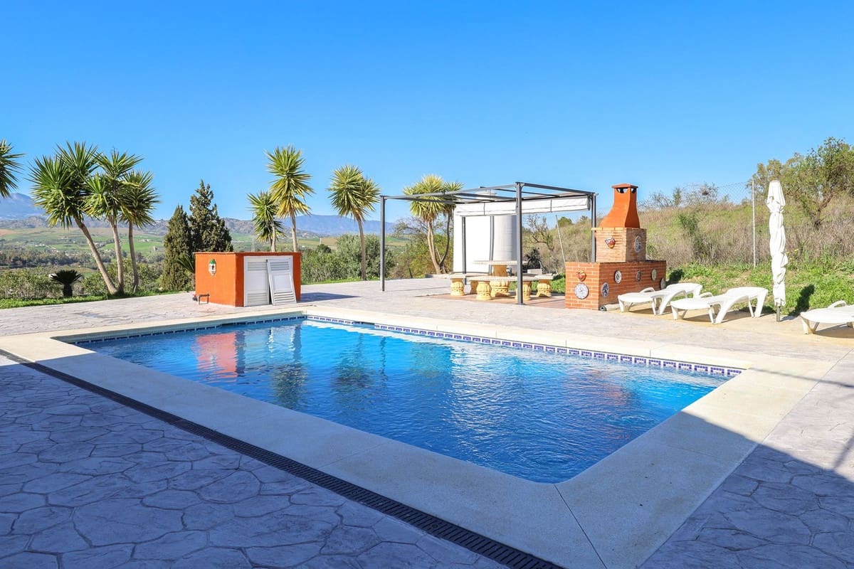 2 bedroom Villa for sale in Coin with pool - € 350,000 (Ref: 9630580)