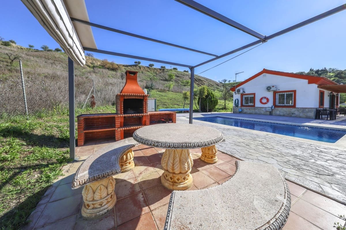 2 bedroom Villa for sale in Coin with pool - € 350,000 (Ref: 9630580)