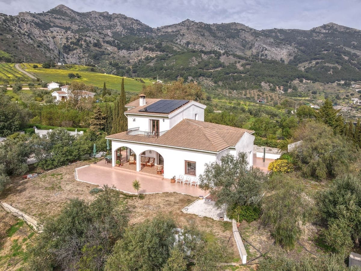 3 Zimmer Villa zu verkaufen in Casarabonela mit Pool Garage - 645.000 € (Ref: 9645819)