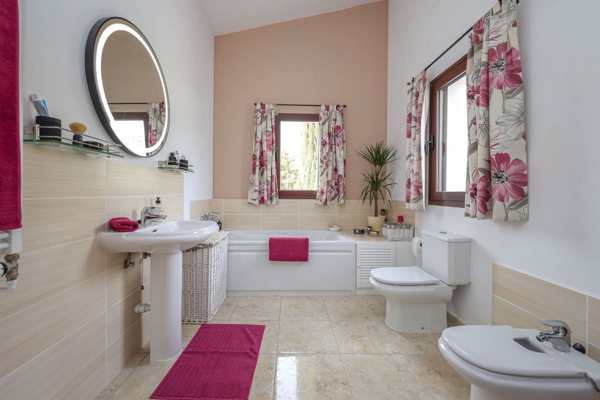 3 bedroom Villa for sale in Casarabonela with pool garage - € 660,000 (Ref: 9645819)