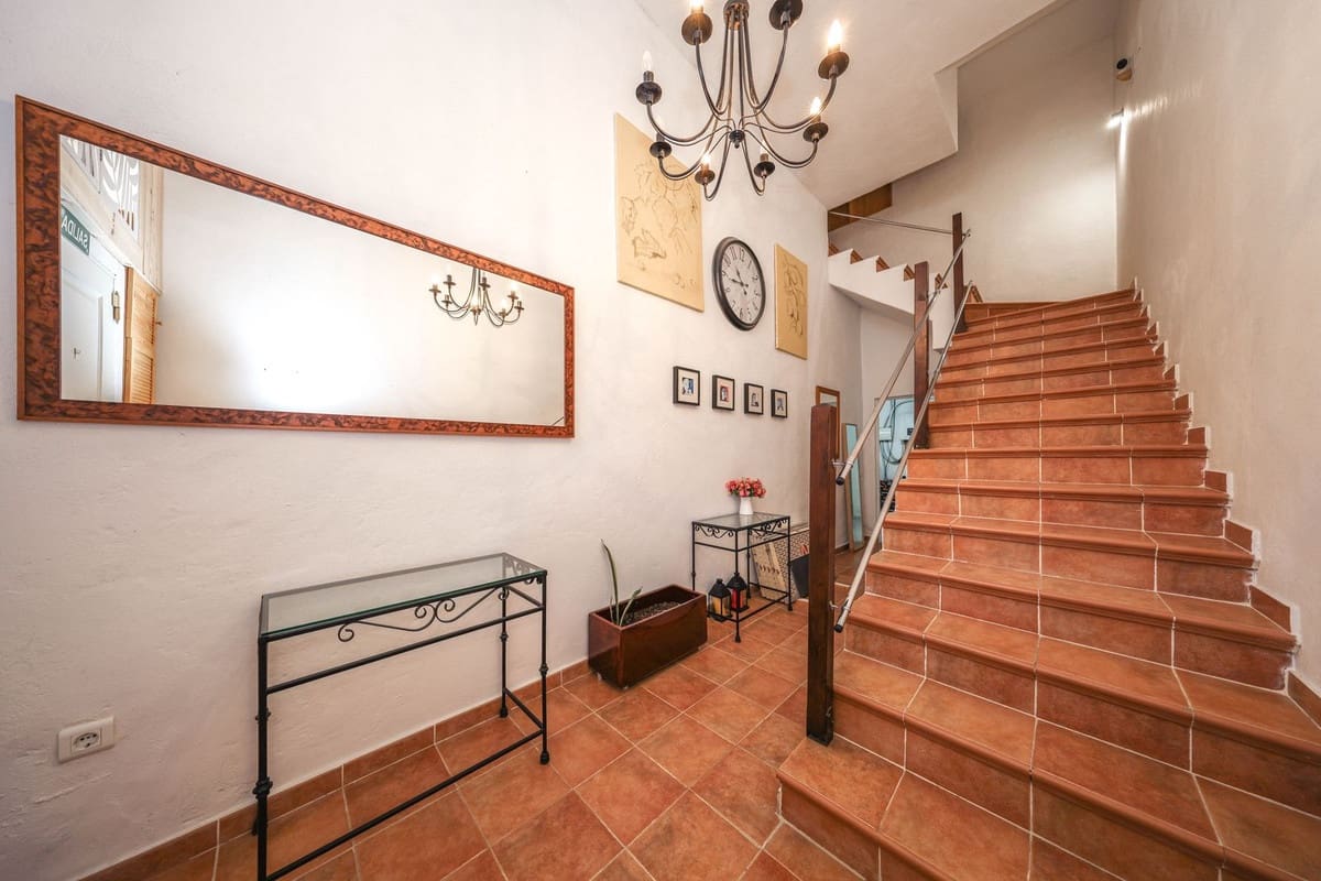 1 bedroom Townhouse for sale in Guaro with garage - € 272,000 (Ref: 9769094)