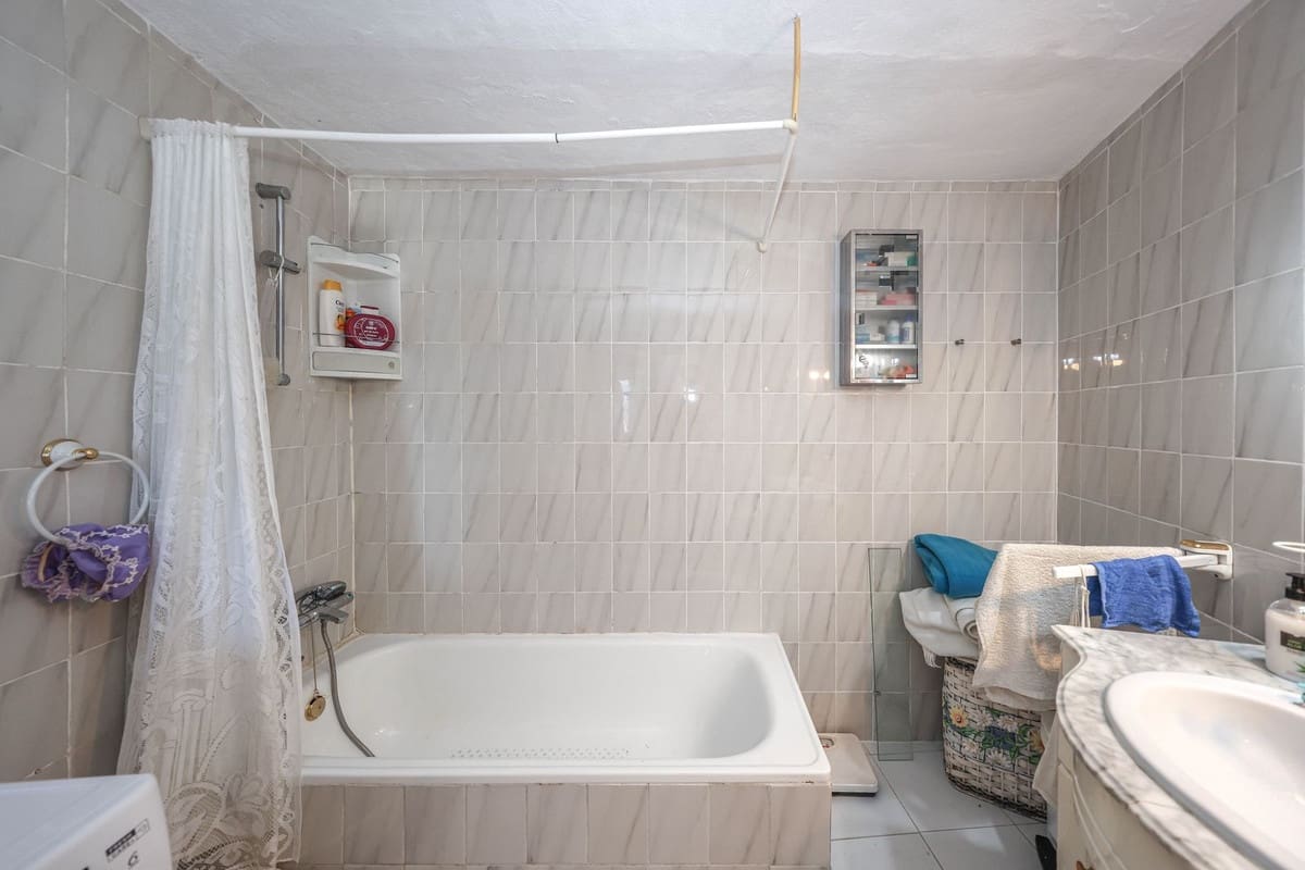 3 bedroom Townhouse for sale in Guaro with garage - € 169,000 (Ref: 9784488)