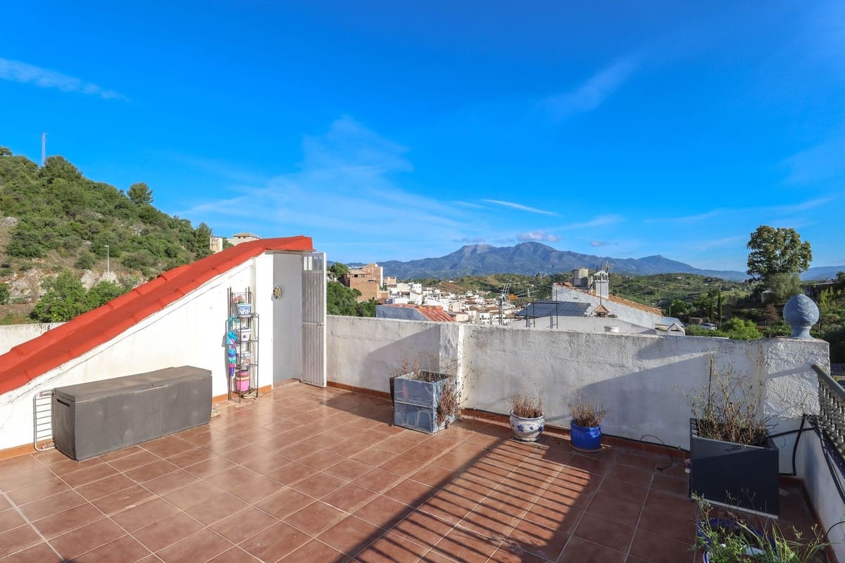 3 bedroom Townhouse for sale in Guaro with garage - € 169,000 (Ref: 9784488)
