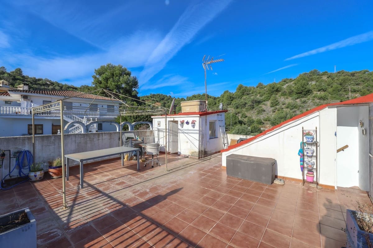 3 bedroom Townhouse for sale in Guaro with garage - € 169,000 (Ref: 9784488)