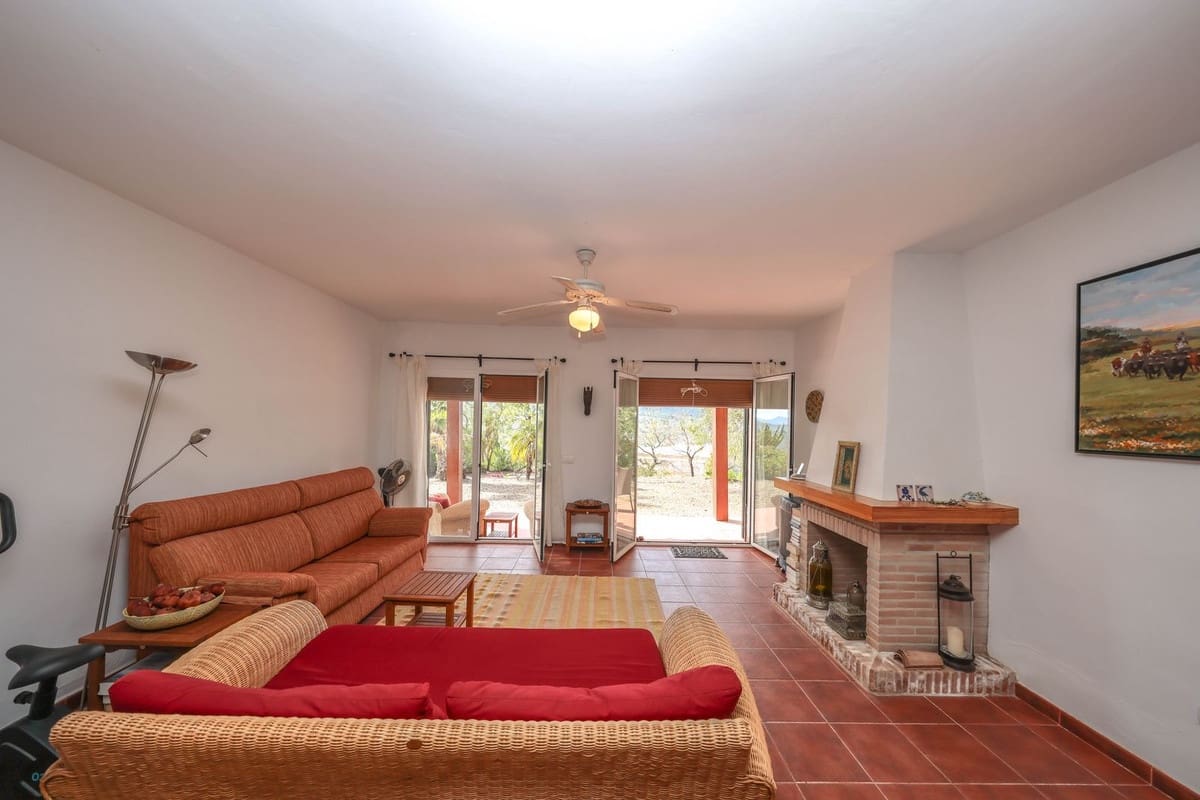 Chalet de 3 habitaciones en Tolox en venta con piscina garaje - 349.000 € (Ref: 9802675)