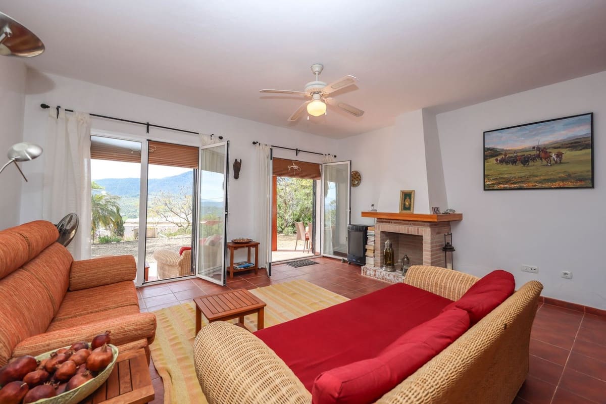 Chalet de 3 habitaciones en Tolox en venta con piscina garaje - 349.000 € (Ref: 9802675)